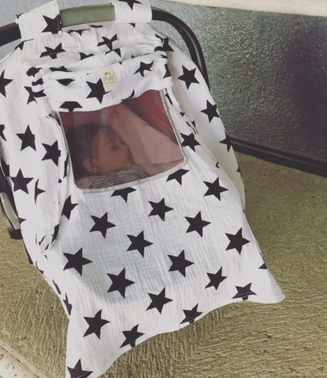 CUBRE HUEVITO ESTRELLAS NEGRO MUSELINA